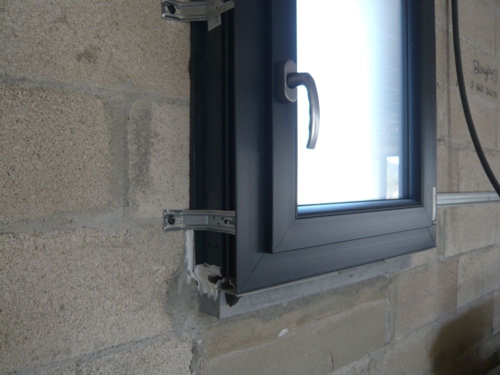 Installation de fenêtre par nos maçons.